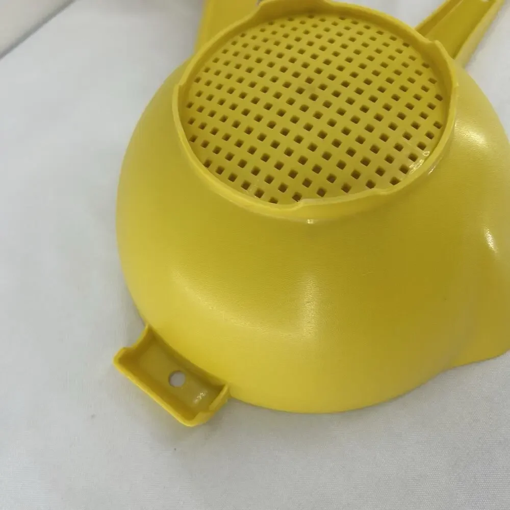 Vintage Tupperware Set of 2 Yellow Strainers Colanders 1523 2 Qt 1200 1 Qt Spout